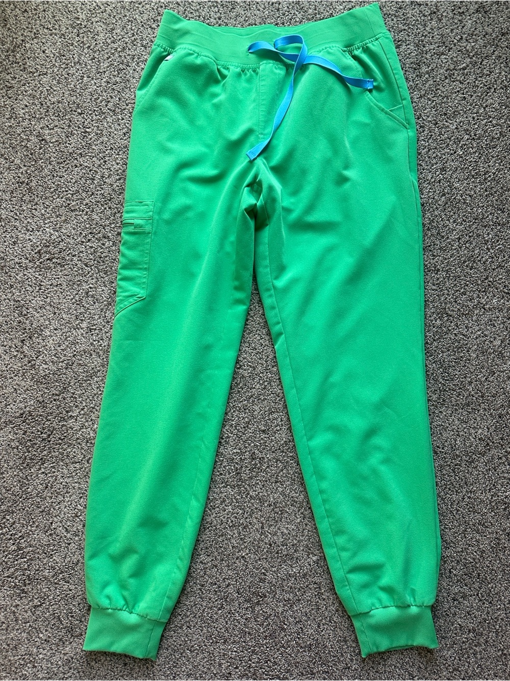 FIGS Zamora Scrub Pants in Bright Green Jogger style Zip Pocket